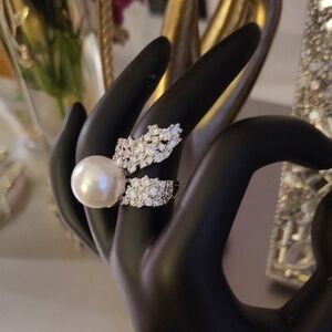 Elegant Pearl and Crystal Women's Ring